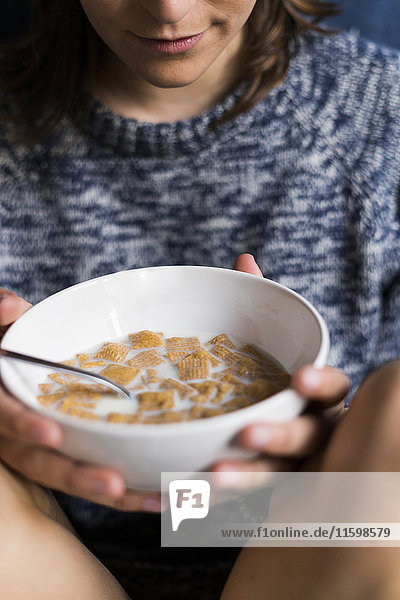 Junge Frau hält Schale mit Cerealien