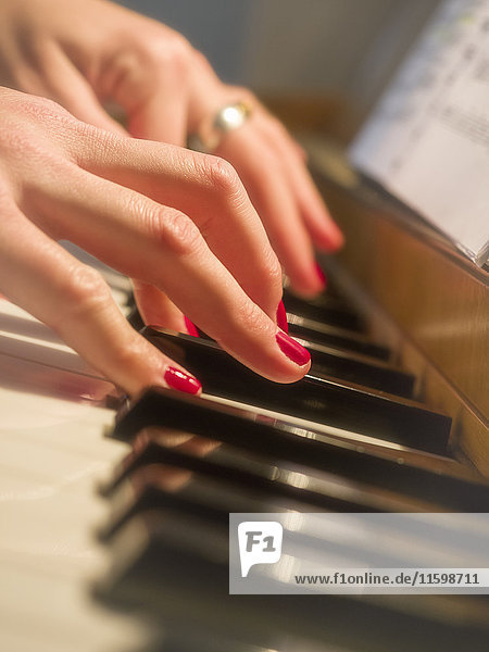 Frauenhände auf der Klaviertastatur