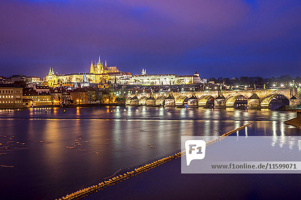 Tschechien  Prag  Karlsbrücke und Prager Burg zur blauen Stunde