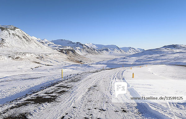 Island  Winterlandschaft mit Straße