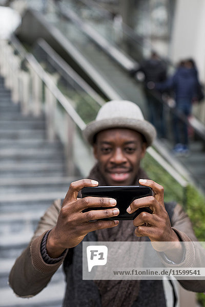 Mann nimmt Selfie mit Smartphone  Nahaufnahme
