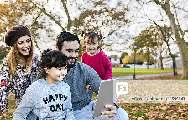 Familie mit Tablette im Herbstpark