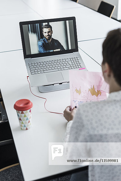 Geschäftsfrau mit Videokonferenz im Büro