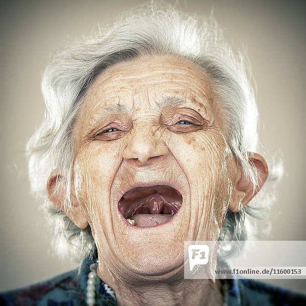 Porträt einer älteren Dame  laut lachend