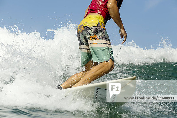 Indonesien,  Bali,  Mann beim Surfen