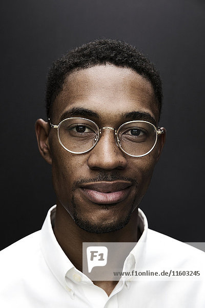 Porträt eines lächelnden schwarzen Mannes mit Brille