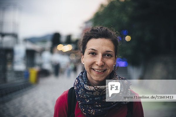 Porträt einer lächelnden kaukasischen Frau mit Kopftuch