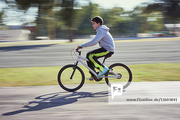 Hispanischer Junge fährt Fahrrad