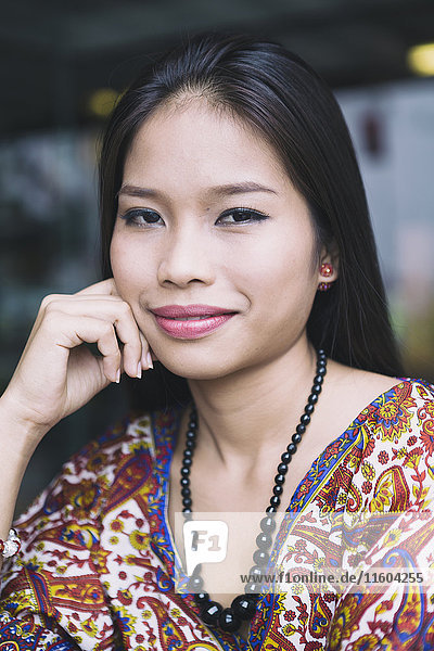 Porträt einer lächelnden asiatischen Frau