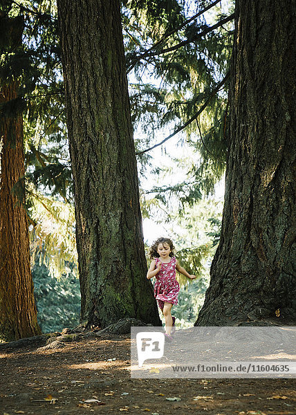 Kaukasisches Mädchen läuft im Wald