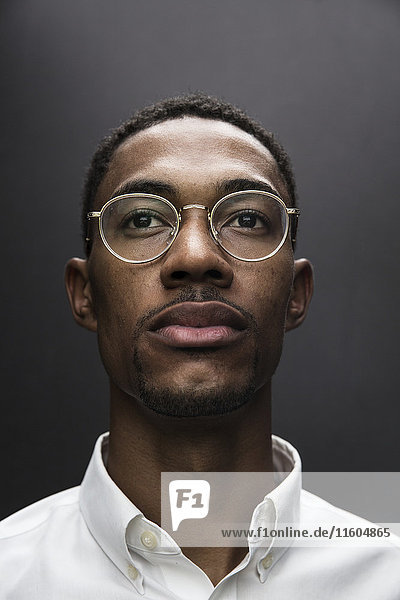 Porträt eines ernsten schwarzen Mannes mit Brille