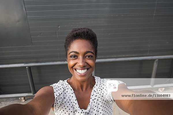 Afroamerikanische Frau lächelt für Selfie