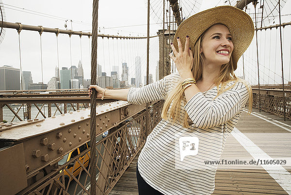 Porträt einer lächelnden kaukasischen Frau auf einer Brücke