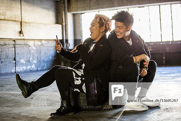 Androgyner asiatischer Mann und Frau posieren für Handy-Selfie