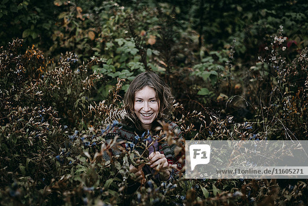 Kaukasische Frau lächelnd im Busch