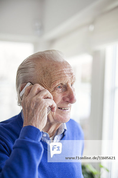 Älterer Mann am Telefon