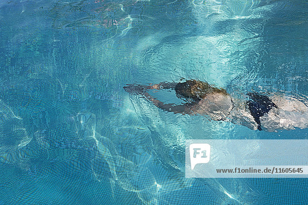 Hochwinkelansicht der Frau im Schwimmbad