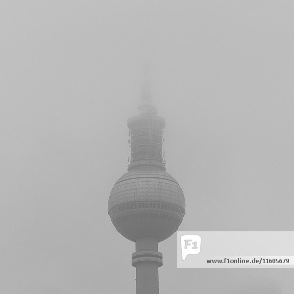 Tiefblick auf den Fernsehturm gegen den Himmel bei Nebel  Berlin  Deutschland