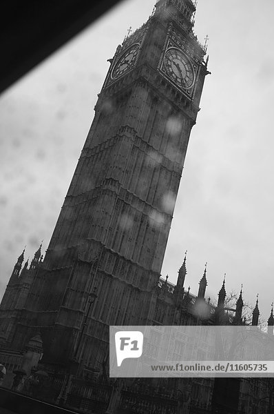 Blick auf Big Ben durch das Fahrzeugfenster  London  England  UK