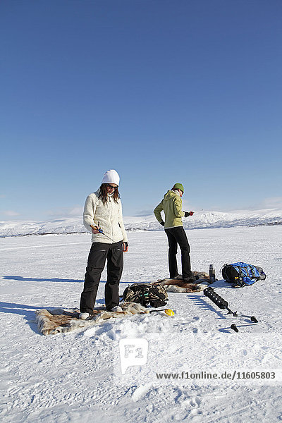 Frauen bereiten sich auf das Eisfischen vor