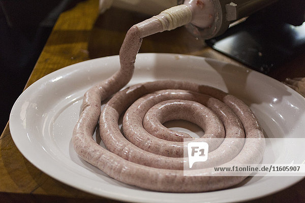 Nahaufnahme der Wurst  die in Maschinen verarbeitet wird