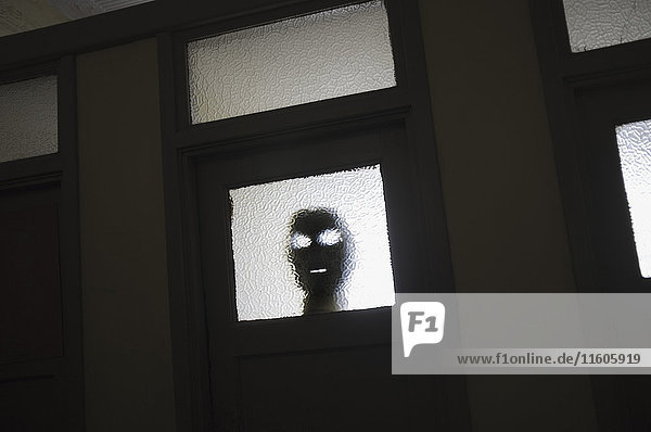 Maske durch das Fenster der Tür gesehen