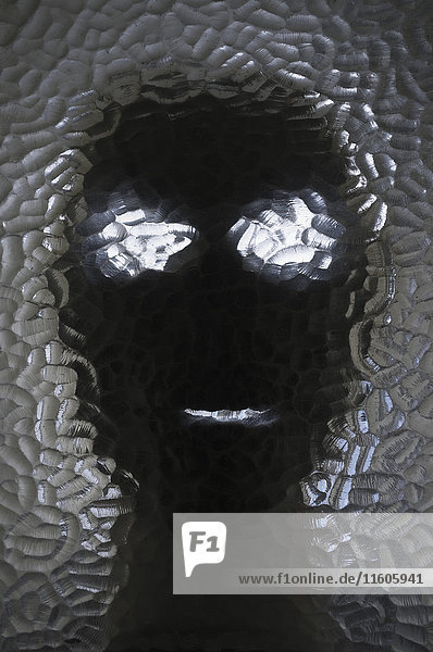 Nahaufnahme der Maske durch satiniertes Glas gesehen