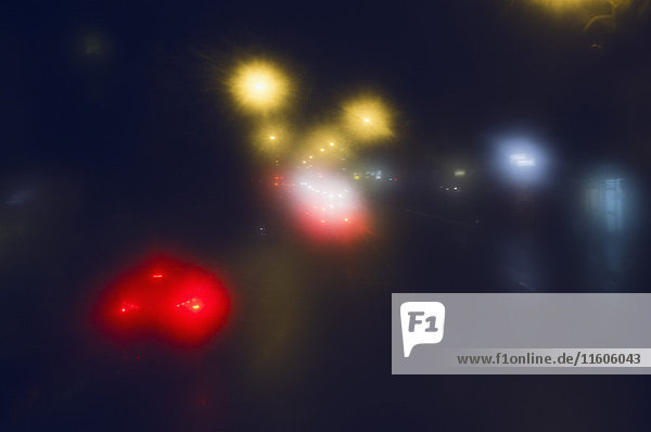 Defokussiertes Bild von Autos auf der Stadtstraße bei Nacht