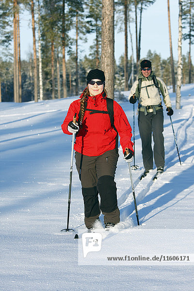 Frauen beim Skilanglauf im Winterwald
