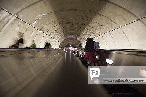 Blick auf Pendler auf Rolltreppe im U-Bahnhof  Washington DC  USA