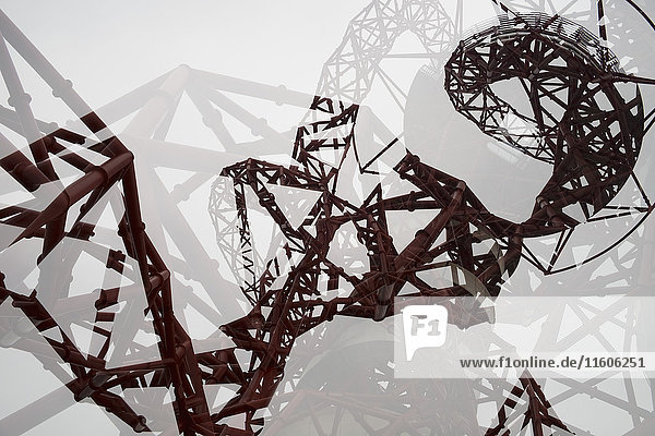 Niederwinkelansicht von ArcelorMittal Orbit durch Glas gesehen  London  England