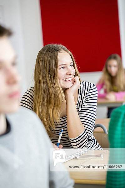 Teenager-Mädchen sitzt im Klassenzimmer