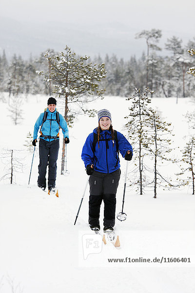 Frauen beim Skifahren in der Winterlandschaft