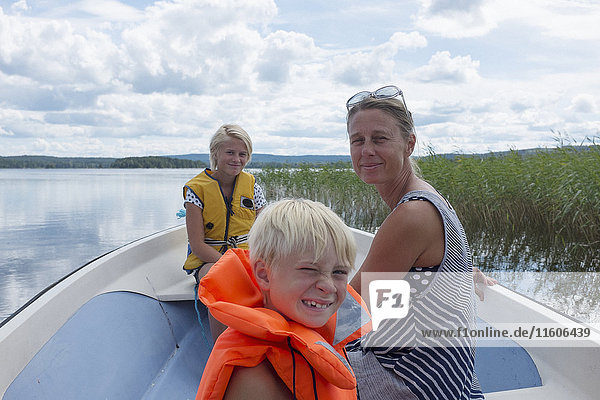 Mutter mit Kindern auf einem Boot