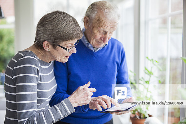 Älteres Paar benutzt digitales Tablet