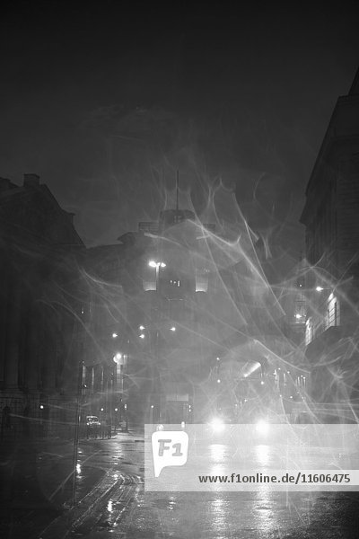 Bus auf der Stadtstraße bei Nacht