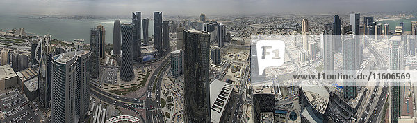 Panoramablick auf Wolkenkratzer in der Stadt  Doha  Katar