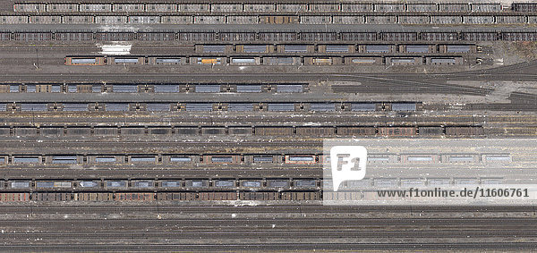 Luftaufnahme von Güterwagen und Gleisen  Nordrhein-Westfalen  Deutschland