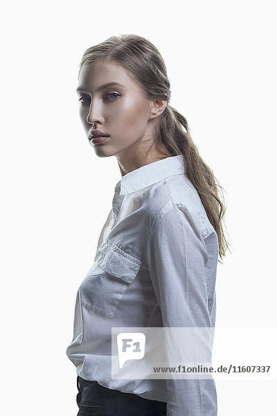 Seitenansicht Porträt eines schönen Models vor weißem Hintergrund