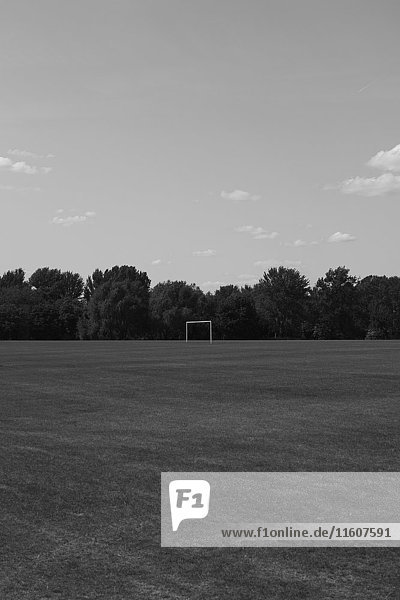 Fernsicht des Torpfostens auf dem Fußballfeld gegen den Himmel