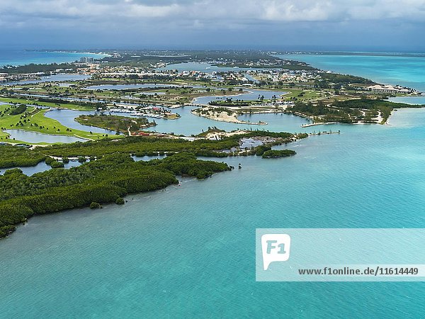 Westbay und Cypress Pointe mit Golfplätzen  luxuriösem Wohngebiet  Georgetown  Grand Cayman  Karibik  Cayman Islands  Nordamerika