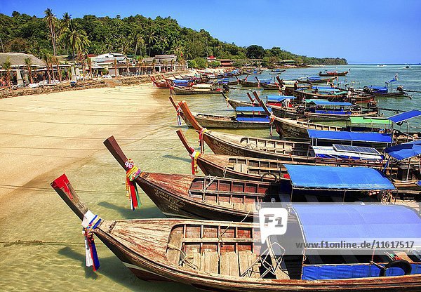 Longtail-Boote,  Insel Ko Phi Phi Don,  Provinz Krabi,  Thailand,  Asien