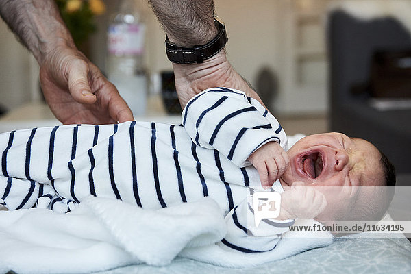 Reportage über eine Hebamme in Lyon  Frankreich. Ein 7 Tage altes Baby.