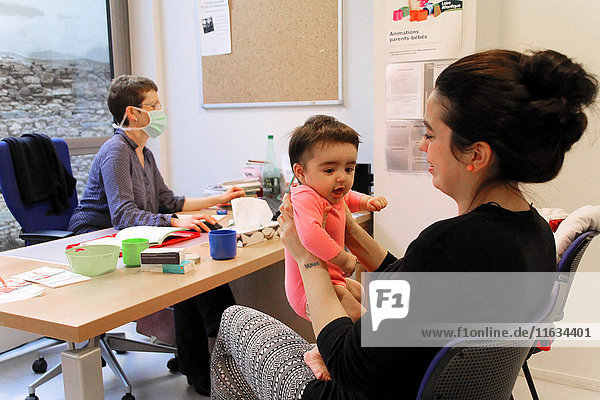 Reportage in einem französischen Mütter- und Kinderschutzzentrum in Châteaubriant  Frankreich. Konsultation mit einem Kinderarzt.