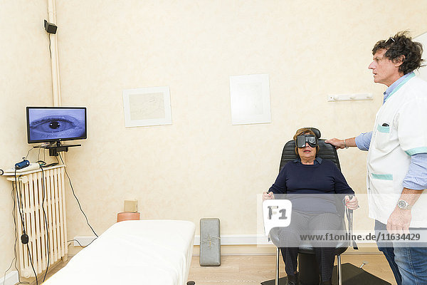 Reportage on a physiotherapist who practices vestibular rehabilitation on patients suffering from dizziness. A patient suffering from benign paroxysmal positional vertigo (BPPV). A session in a swivel chair and a videonystagmoscopy mask that films the eye using infrared  enabling analysis of the stability of eye movement.