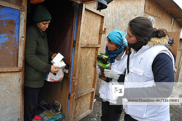 Reportage über Freiwillige der französischen Wohltätigkeitsorganisation Gynäkologen ohne Grenzen   die in Flüchtlingslagern in der Nähe von Calais in Nordfrankreich arbeiten. Hebammen auf der Suche nach Patienten.