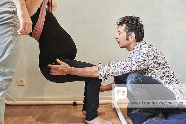 Reportage über eine Hebammenpraxis in Lyon  Frankreich  während eines Geburtsvorbereitungskurses. Die werdenden Mütter entdecken Positionen  die eine Entspannung und Öffnung des Beckens ermöglichen.
