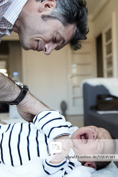 Reportage über eine Hebamme in Lyon  Frankreich. Ein 7 Tage altes Baby.
