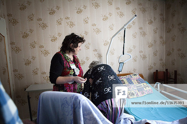 Reportage über einen häuslichen Pflegedienst in Savoie  Frankreich. Eine Krankenschwester bei einer Patientin zu Hause.