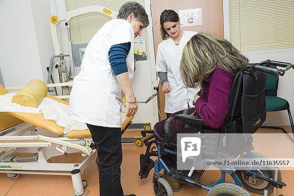Reportage on the Handi-Consult 06 gynecology practice in the Rossetti Centre  Nice  France. Handi-Consult 06 provides consultations for disabled adults requiring a substantial amount of setting up and accompanying time. Gynecology consultation with a GP qualified in gynecology  and with the help of an auxiliary nurse. This patient suffers from dystonia.
